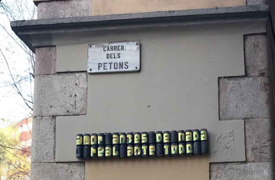 Calle de los Besos by Gratis in Barcelona