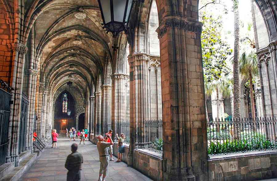 Barcelona Cathedral's Cloister by Gratis in Barcelona