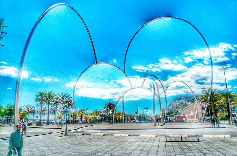 Escultura Olas by Gratis in Barcelona