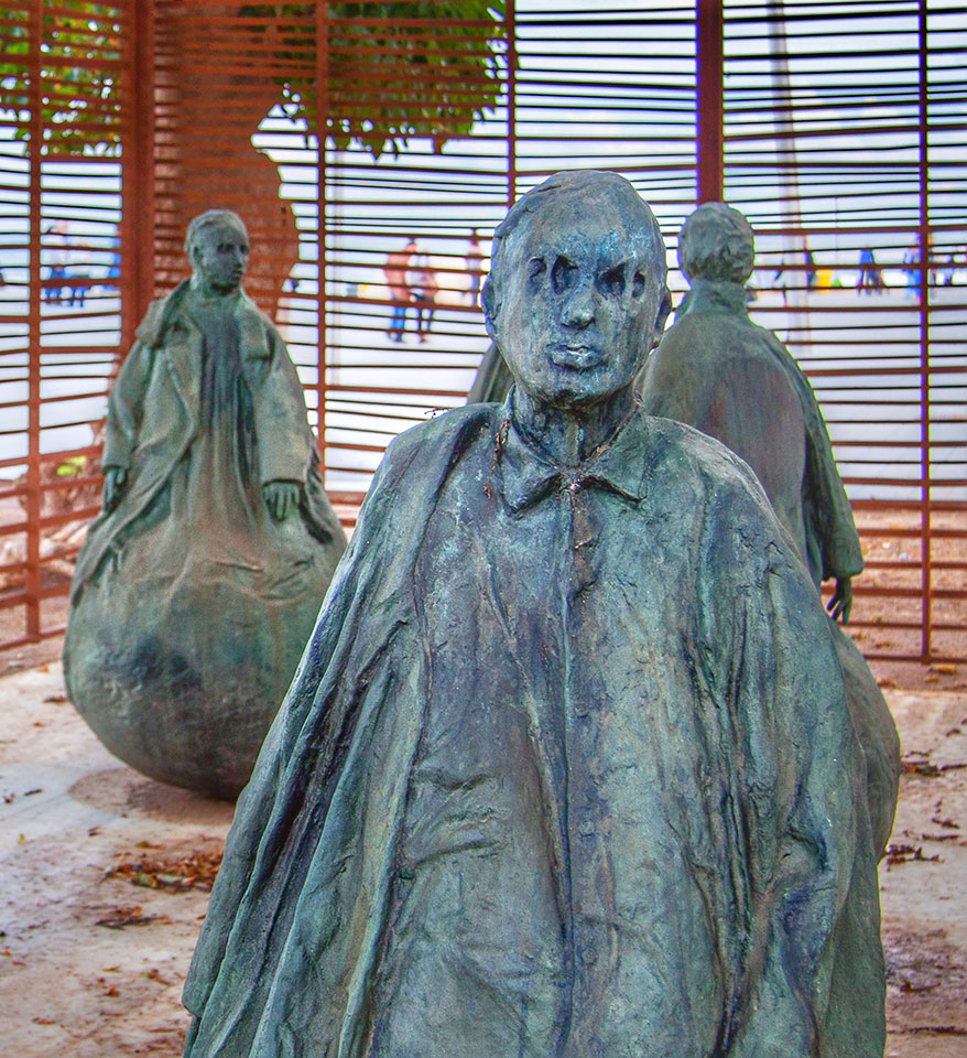 Escultura Habitacin donde siempre llueve by Gratis in Barcelona