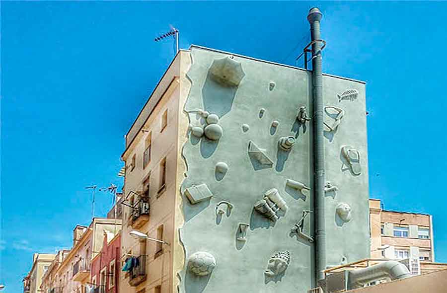 Objects Facade by Gratis in Barcelona