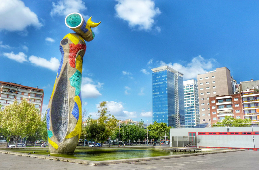 Escultura Mujer y Pájaro by Gratis in Barcelona