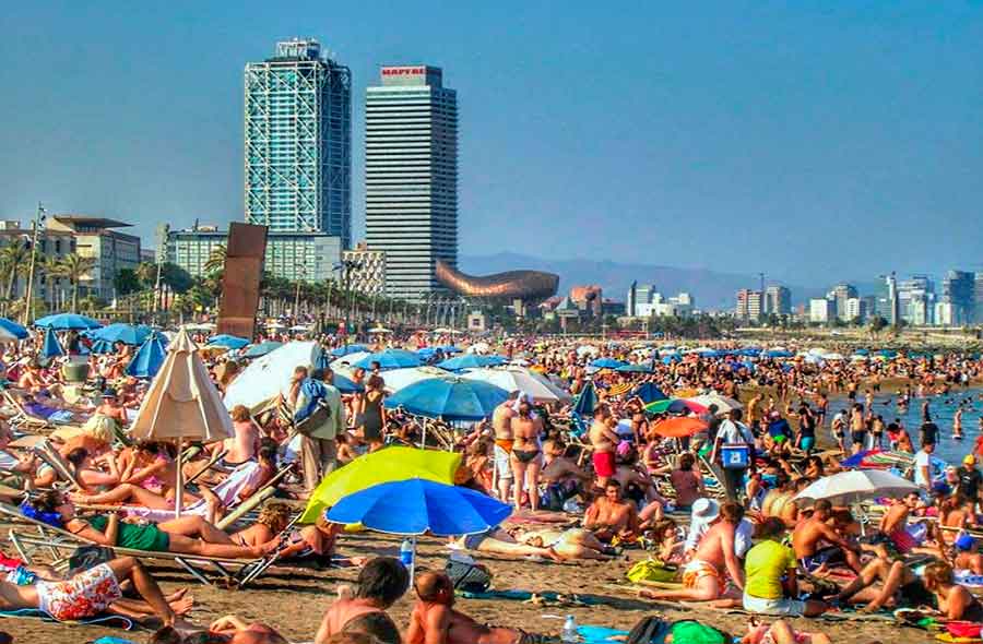 Barceloneta's Beach by Gratis in Barcelona